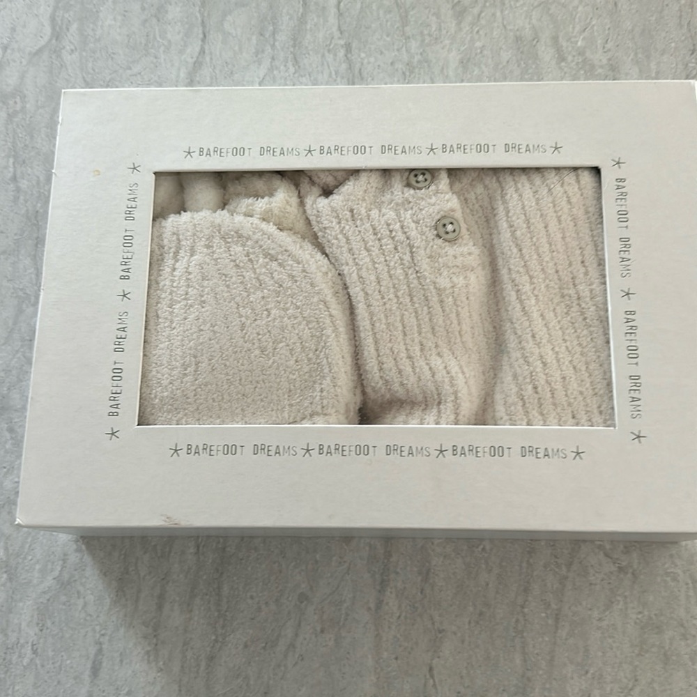 Barefoot dreams baby bundle.
